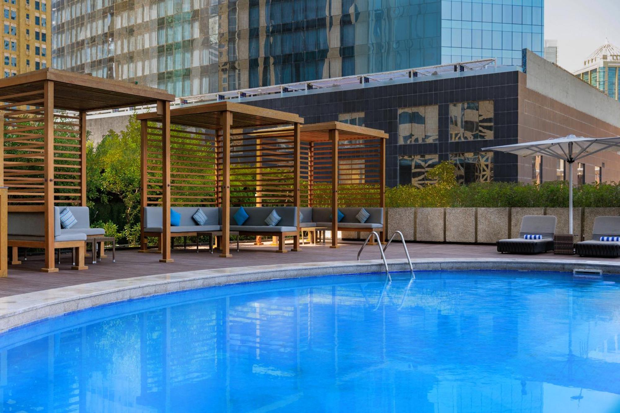 Somerset West Bay Doha Exterior foto The swimming pool at the hotel
